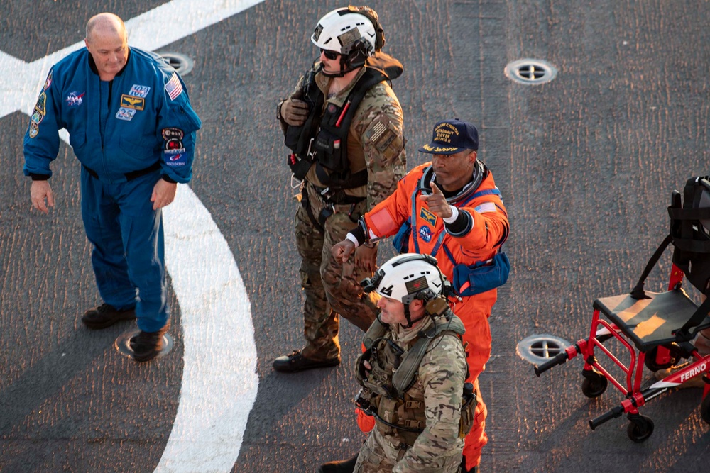 USS John P. Murtha Sailors, EODGRU 1 Divers recover Artemis II Astronauts