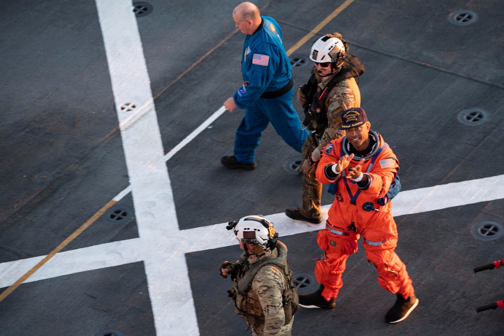 USS John P. Murtha Sailors, EODGRU 1 Divers recover Artemis II Astronauts