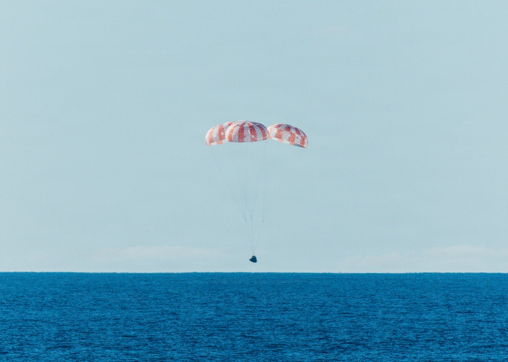 Orion Space Craft Splashes Down in the Pacific Ocean