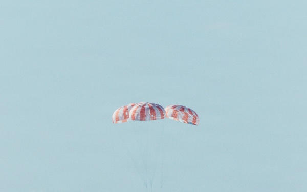 Orion Space Craft Splashes Down in the Pacific Ocean