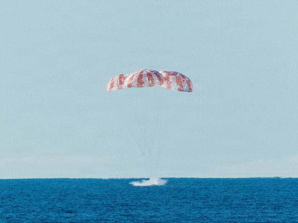 Orion Space Craft Splashes Down in the Pacific Ocean