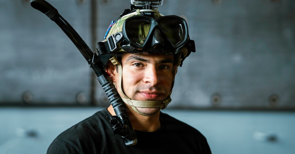 Navy Divers Prepare to Recover the Orion Space Craft