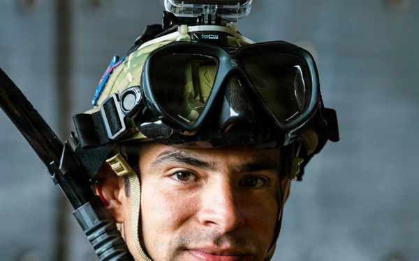 Navy Divers Prepare to Recover the Orion Space Craft