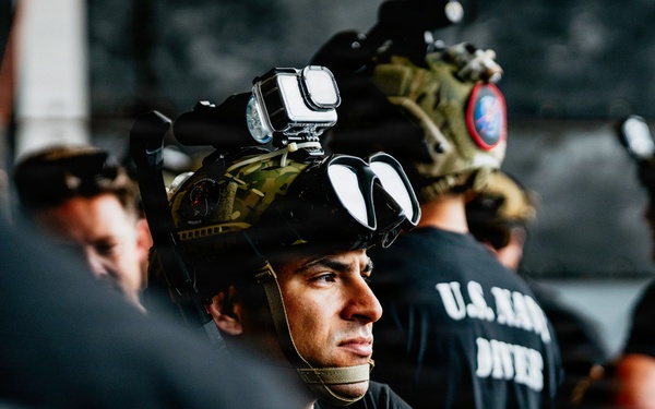 Navy Divers Prepare to Recover the Orion Space Craft