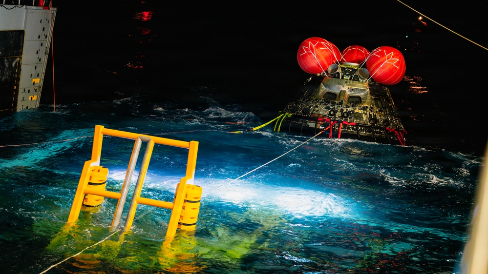 USS John P. Murtha and Navy Divers Recover the Orion Space Craft