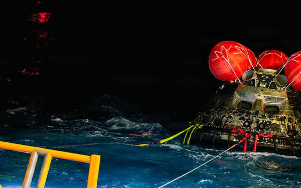 USS John P. Murtha and Navy Divers Recover the Orion Space Craft