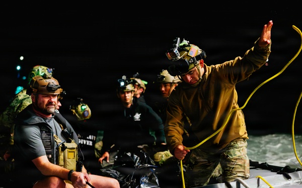 USS John P. Murtha and Navy Divers Recover the Orion Space Craft