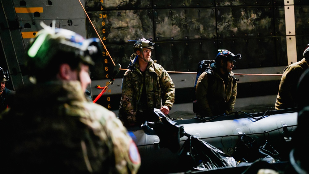 USS John P. Murtha and Navy Divers Recover the Orion Space Craft