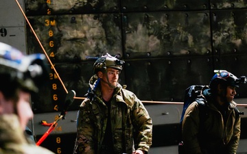 USS John P. Murtha and Navy Divers Recover the Orion Space Craft