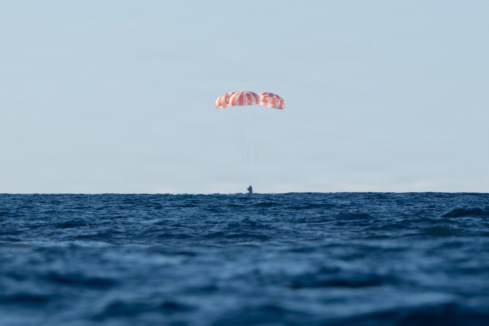 US Navy Divers Recover Nasa Astronauts