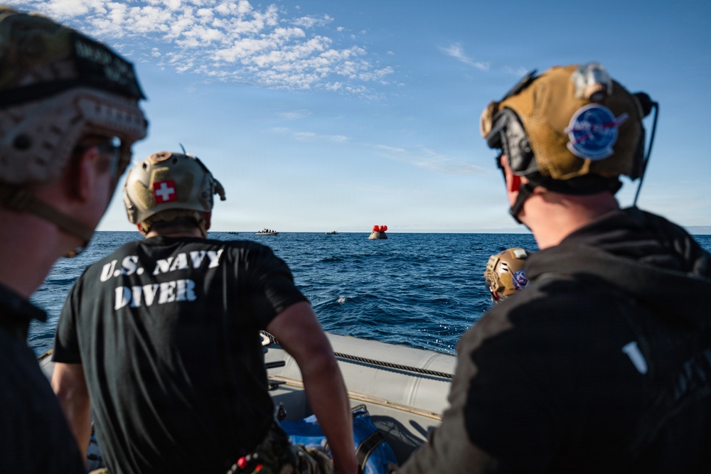 US Navy Divers Recover Nasa Astronauts