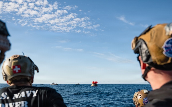 US Navy Divers Recover Nasa Astronauts