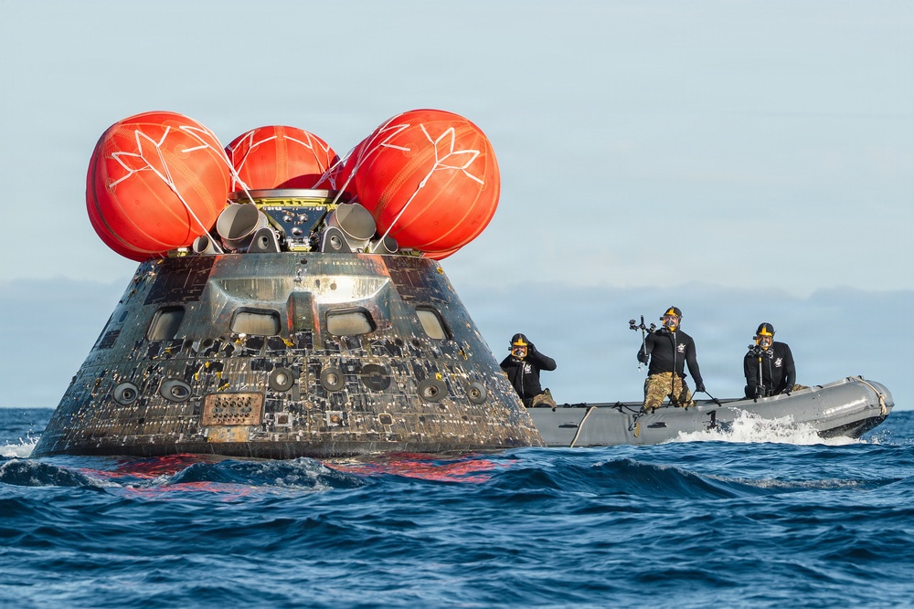 US Navy Divers Recover Nasa Astronauts