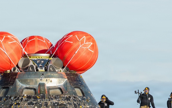 US Navy Divers Recover Nasa Astronauts