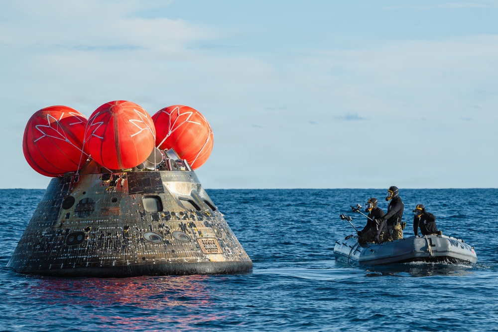 US Navy Divers Recover Nasa Astronauts