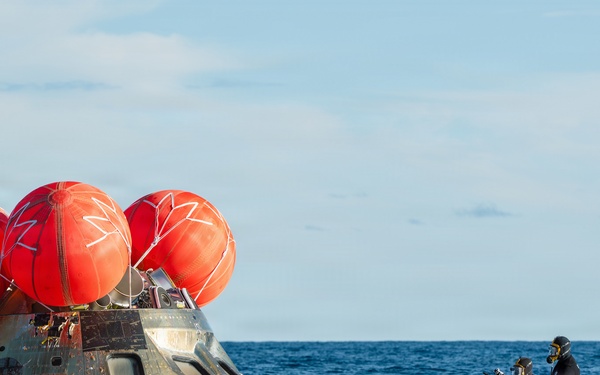 US Navy Divers Recover Nasa Astronauts