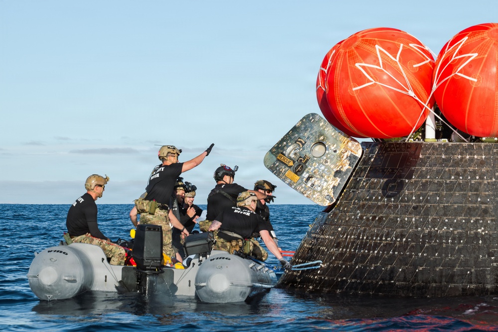 US Navy Divers Recover Nasa Astronauts