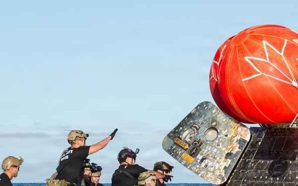 US Navy Divers Recover Nasa Astronauts
