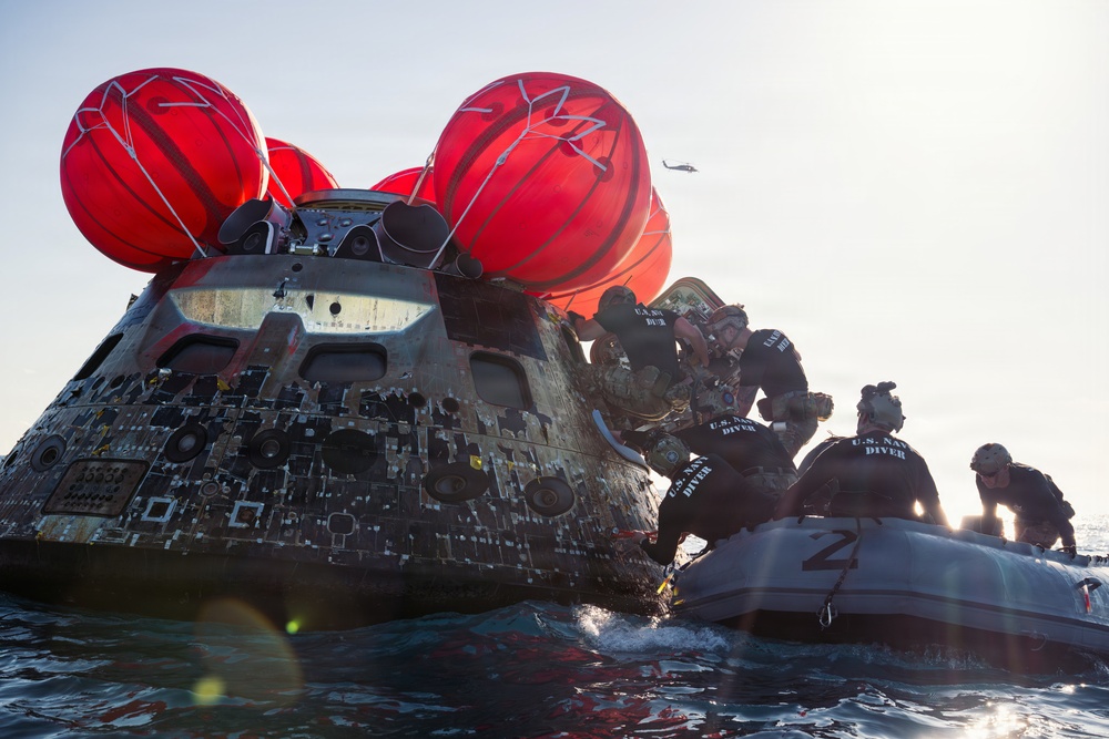 US Navy Divers Recover Nasa Astronauts