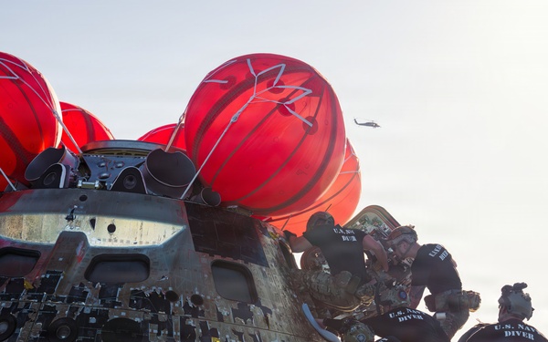 US Navy Divers Recover Nasa Astronauts