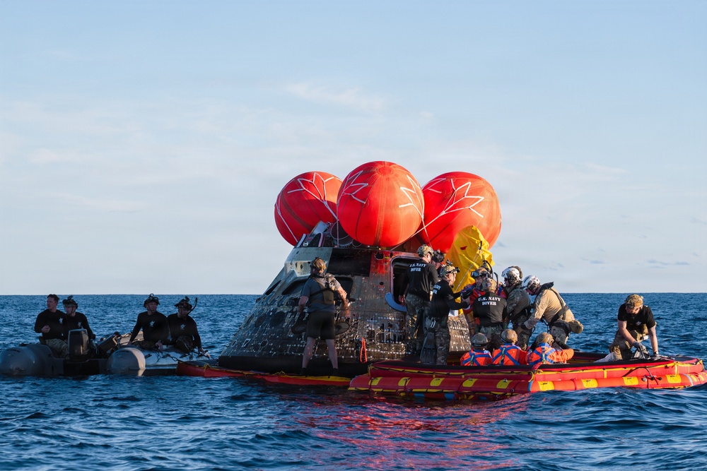 US Navy Divers Recover Nasa Astronauts