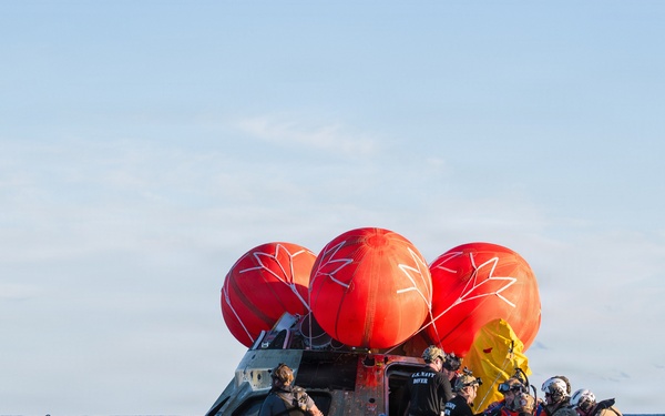 US Navy Divers Recover Nasa Astronauts