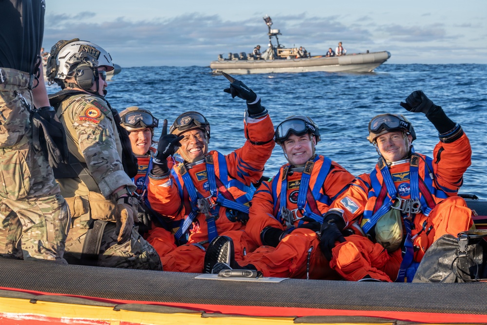 US Navy Divers Recover Nasa Astronauts
