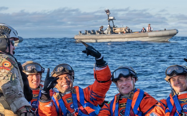 US Navy Divers Recover Nasa Astronauts