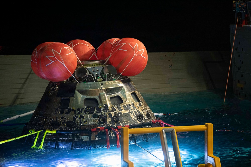 USS John P. Murtha, EODGRU1 divers, NASA Engineers recover the Orion crew module