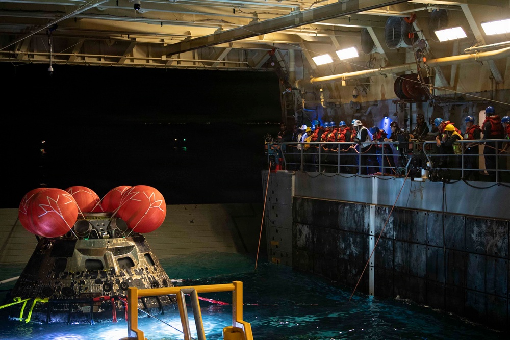 USS John P. Murtha, EODGRU1 divers, NASA Engineers recover the Orion crew module
