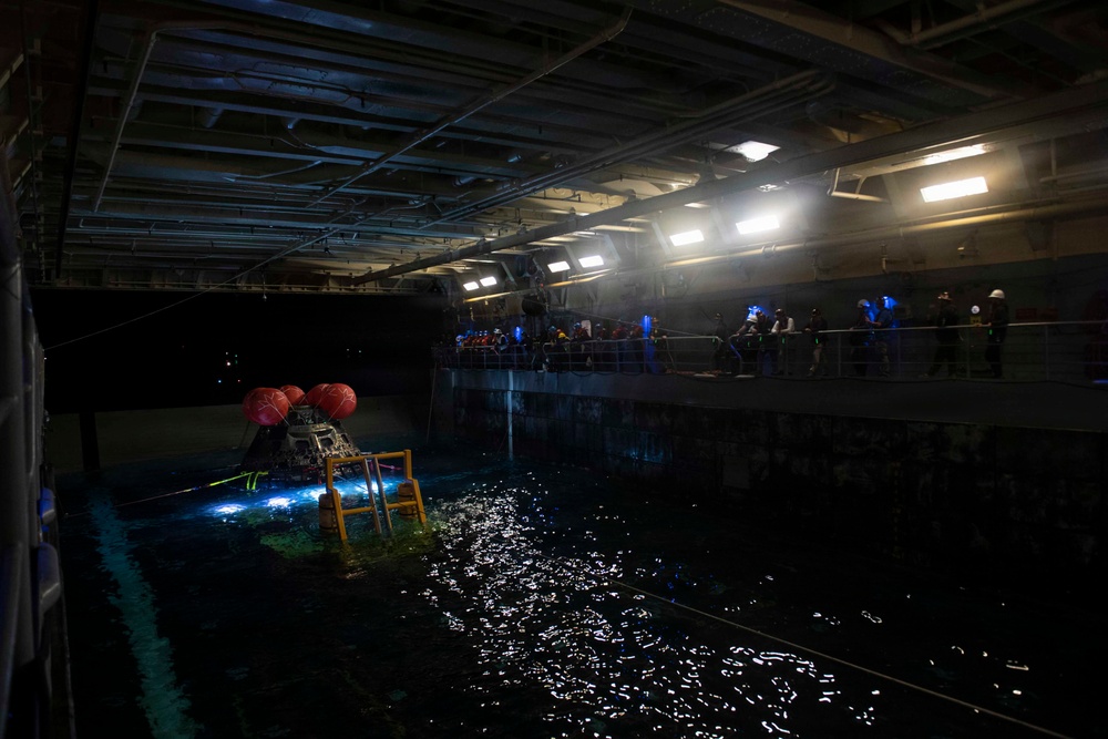 USS John P. Murtha, EODGRU1 divers, NASA Engineers recover the Orion crew module