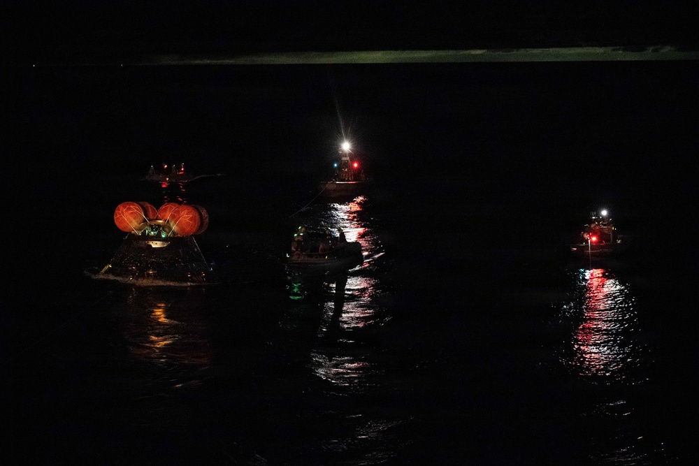 USS John P. Murtha, EODGU1 divers, NASA Engineers recover the Orion crew module