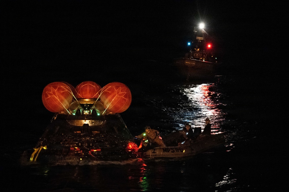 USS John P. Murtha, EODGU1 divers, NASA Engineers recover the Orion crew module