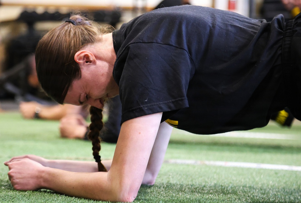 Illinois Army National Guard Headquarters Shows Endurance, Grit, During Army Fitness Test