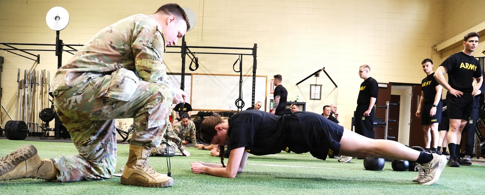 Illinois Army National Guard Headquarters Shows Endurance, Grit, During Army Fitness Test