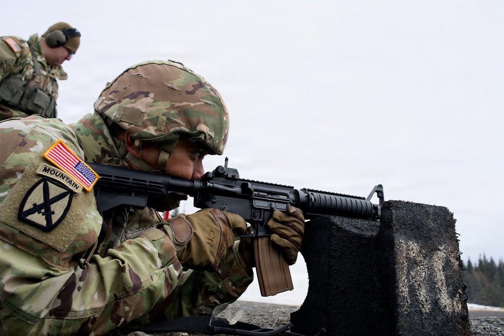 910th Engineer Support Company Soldiers sharpen marksmanship skills