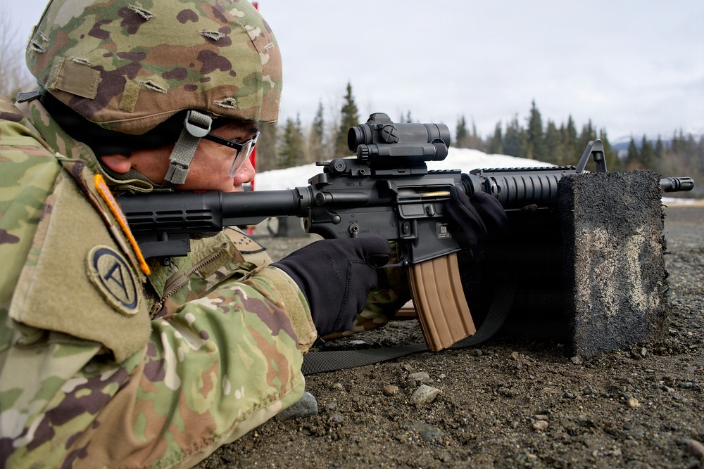 910th Engineer Support Company Soldiers sharpen marksmanship skills