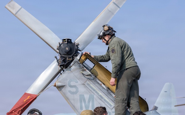 HMLA-369 maintains aircraft on Osan Air Base