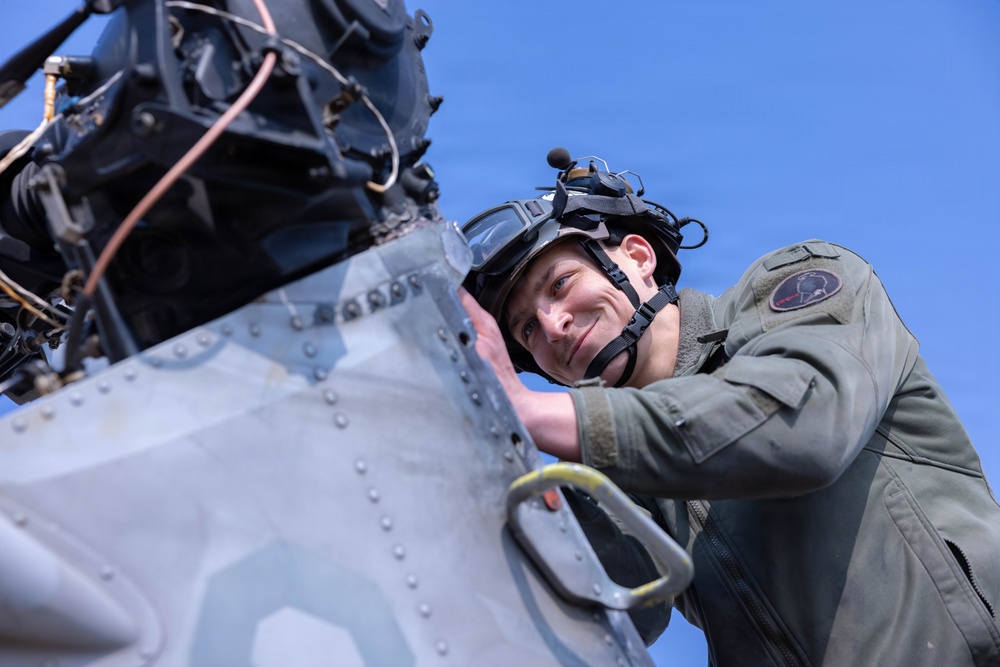 HMLA-369 maintains aircraft on Osan Air Base