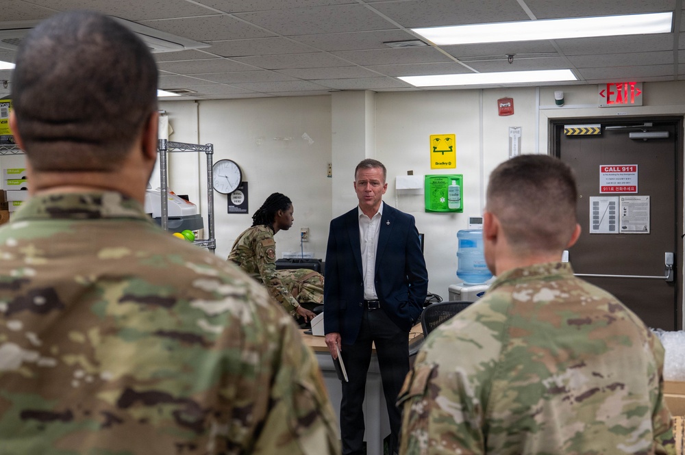 Former leadership tours the Wolf Pack