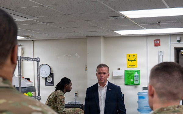 Former leadership tours the Wolf Pack