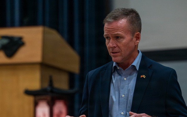 Former leadership tours the Wolf Pack