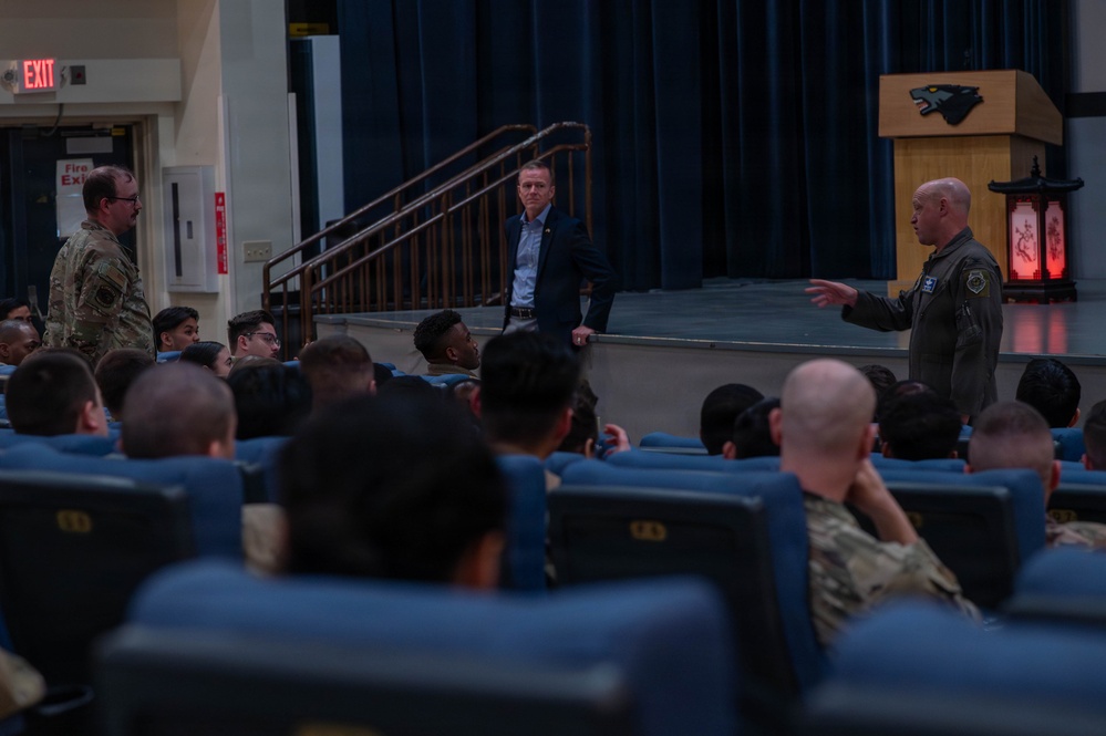 Former leadership tours the Wolf Pack
