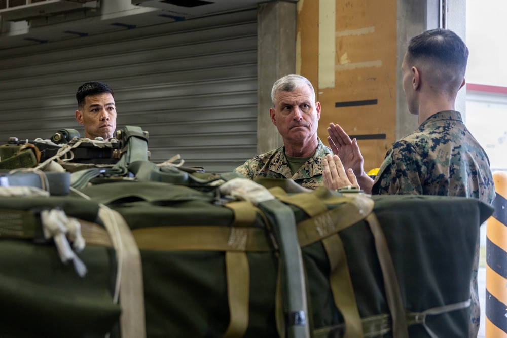 The 38th Assistant Commandant of the Marine Corps visits Marines with 3d LSB