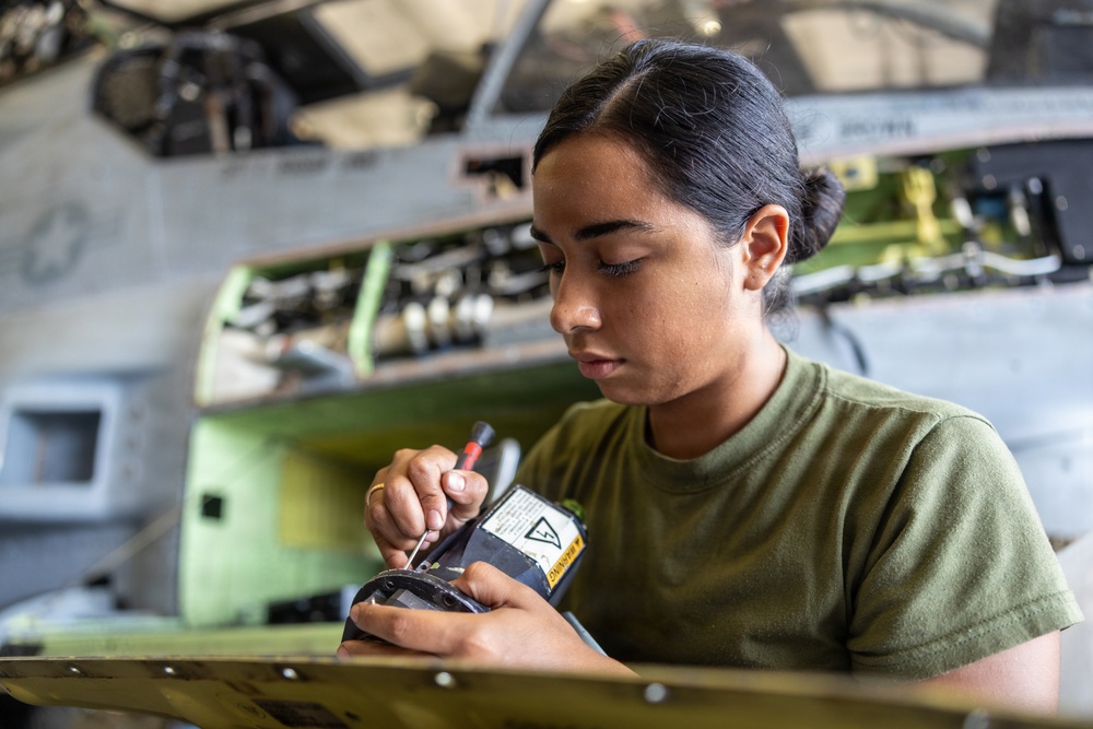 22nd MEU(SOC) | VMM 263 (Reinforced) Conducts Aircraft Maintenance
