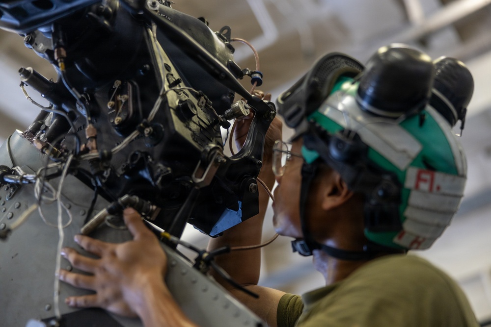 22nd MEU(SOC) | VMM 263 (Reinforced) Conducts Aircraft Maintenance