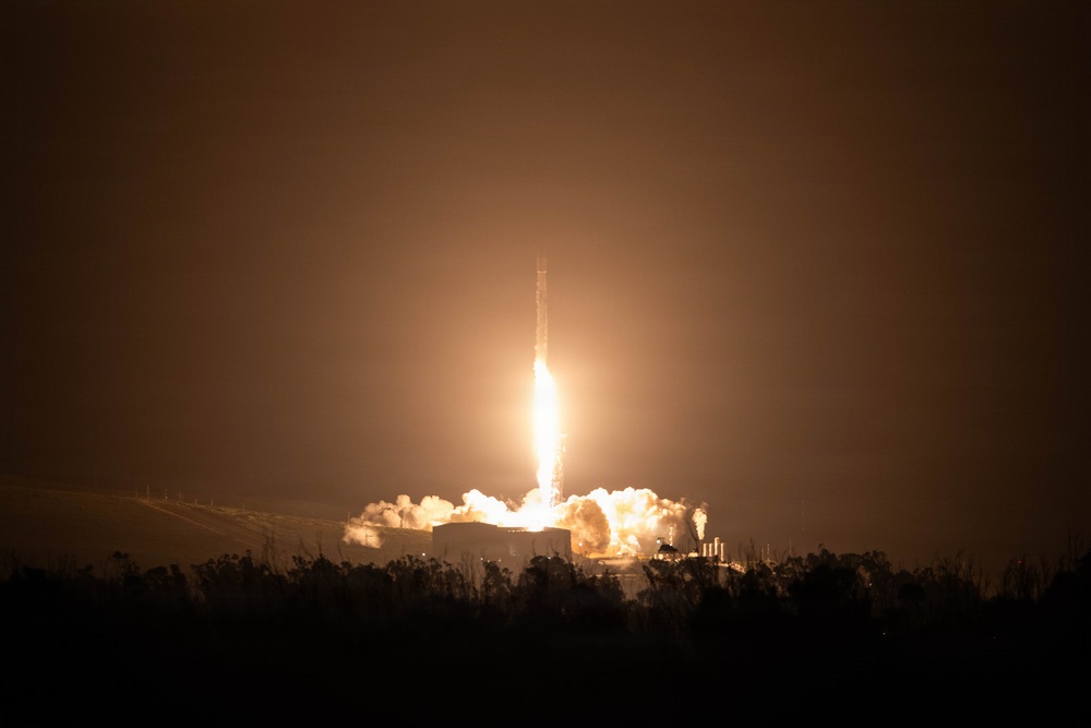 Vandenberg Guardians and Airmen Support Nighttime Launch of Starlink 17-21 Mission
