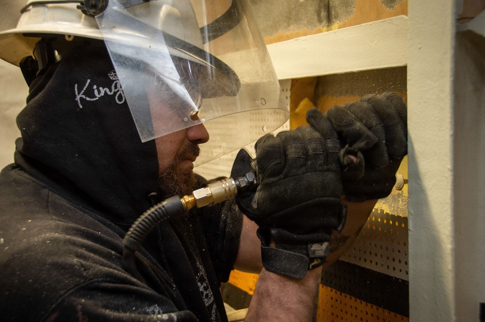 Ronald Regan Sailors and Contractors Conduct Maintenance