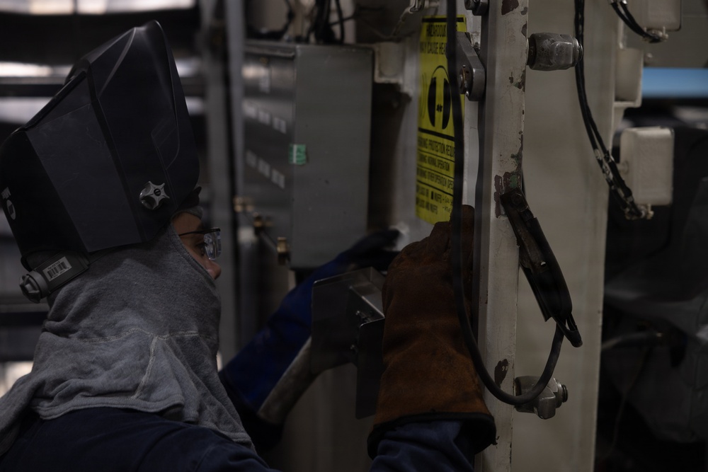 USS Oscar Austin (DDG 79) Conducts Daily Operations