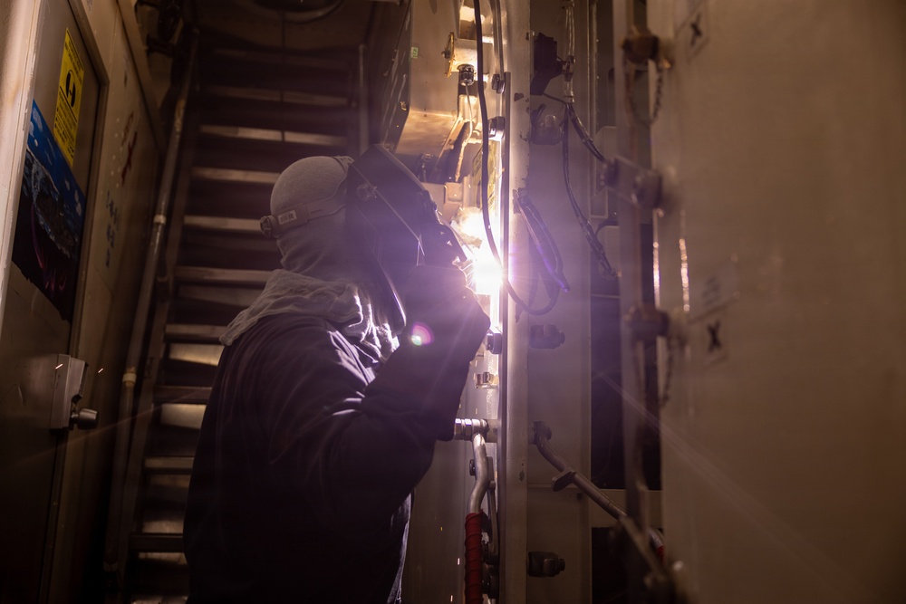 USS Oscar Austin (DDG 79) Conducts Daily Operations